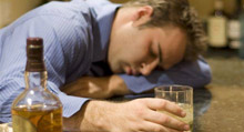 Злоупотребление алкоголем и острой пищей может стать причиной возникновения геморроя